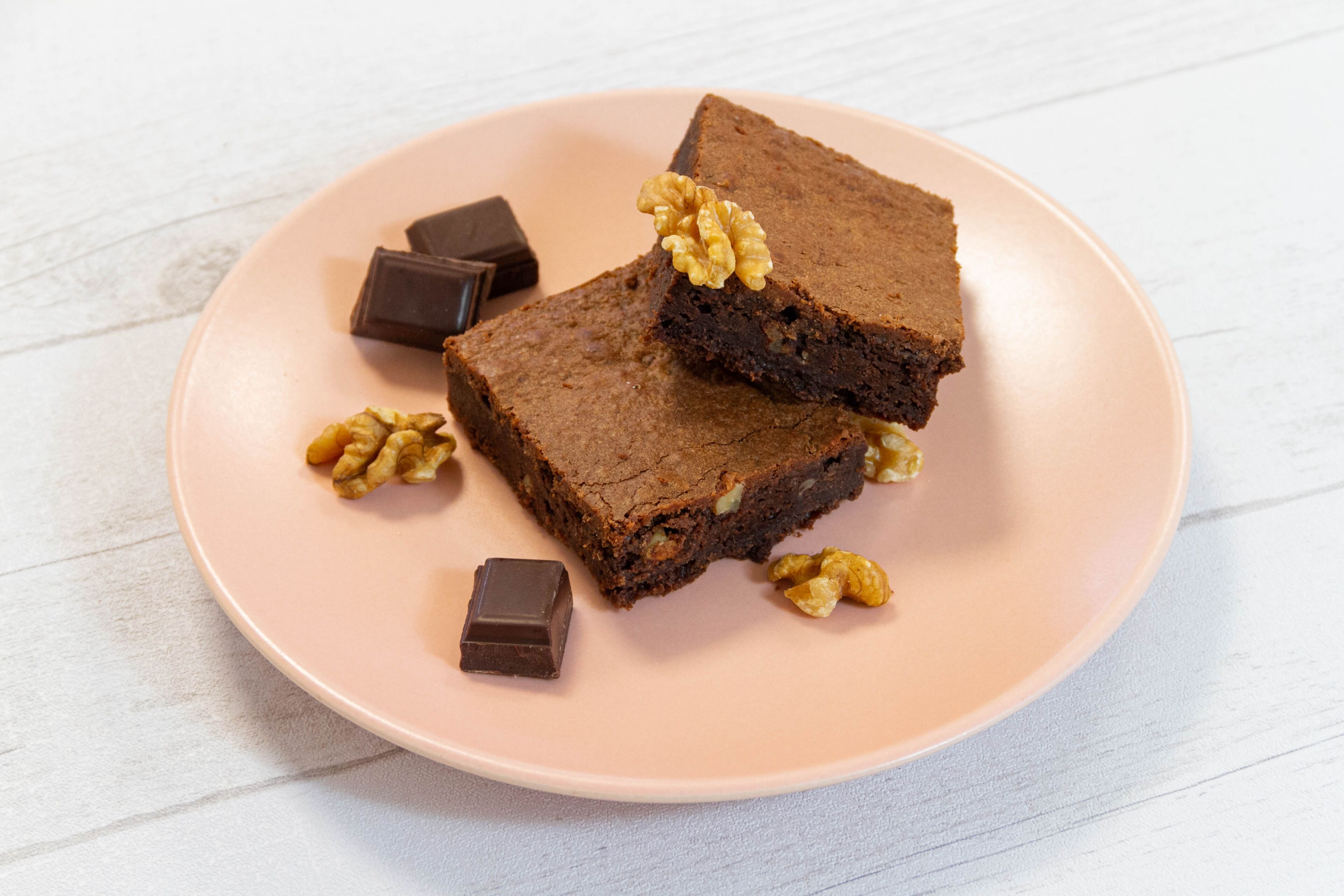 Un plato con brownies y nueces.