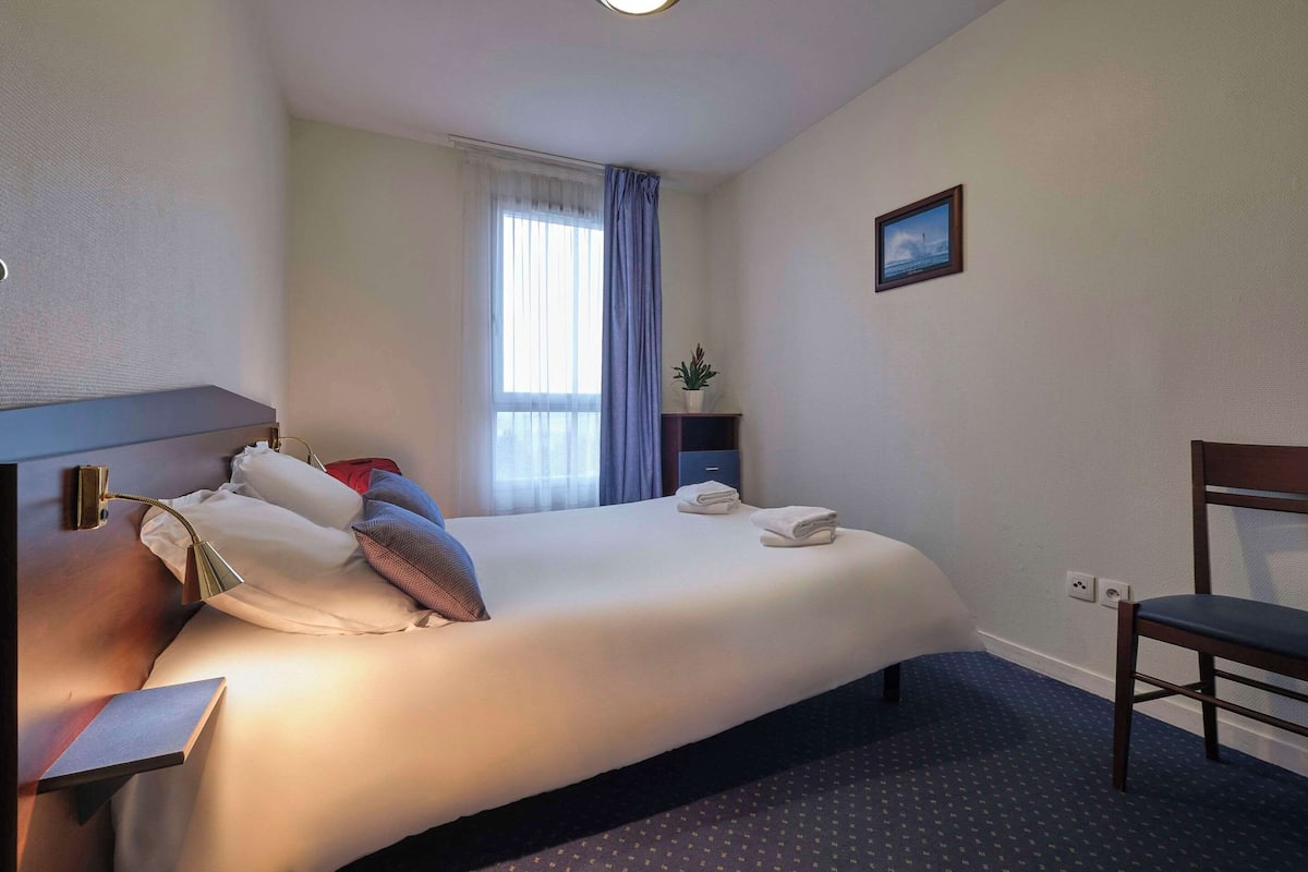 Appartement 2 chambres 6 personnes | Una scrivania, ferro/asse da stiro, Wi-Fi gratuito, lenzuola