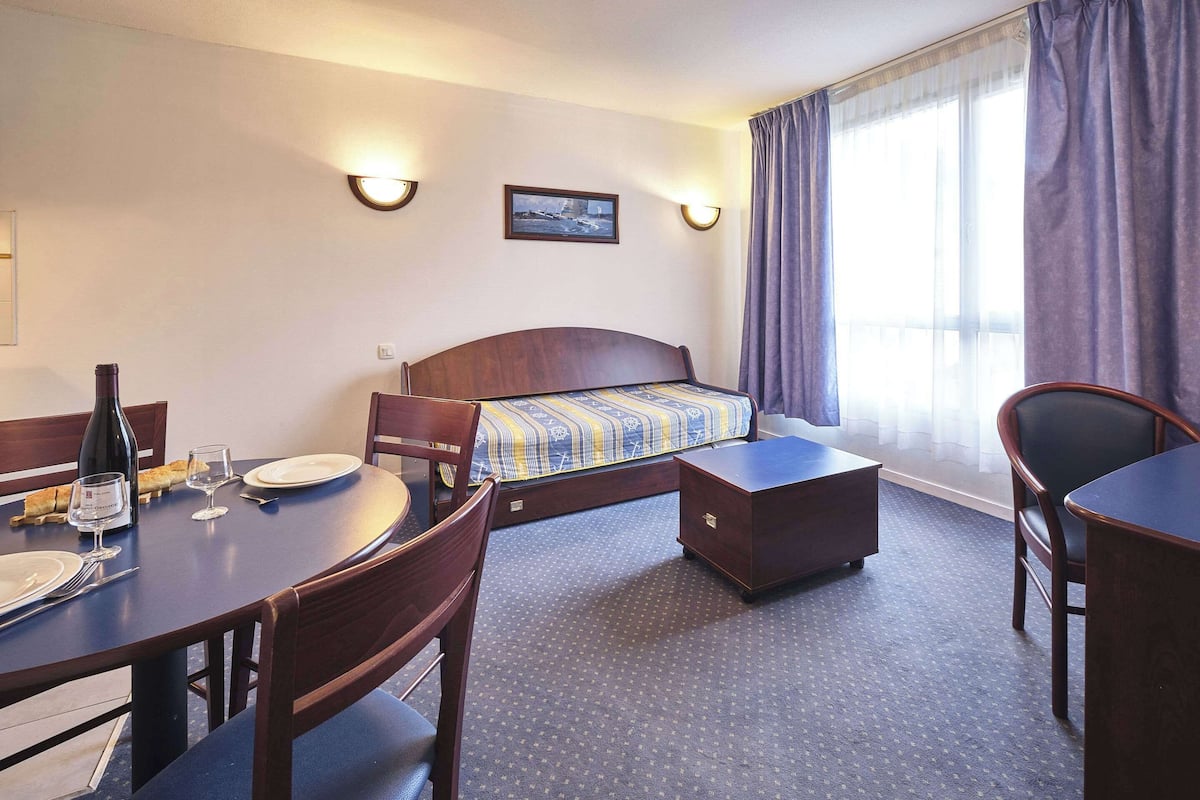 Appartement twin 1 chambre | Una scrivania, ferro/asse da stiro, Wi-Fi gratuito, lenzuola