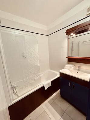 Eco-friendly toiletries, hair dryer, towels - Comfort Aparthotel Carcassonne (Carcassonne)