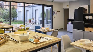 Daily continental breakfast (EUR 12.90 per person)