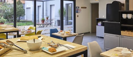 Daily continental breakfast (EUR 12.90 per person)