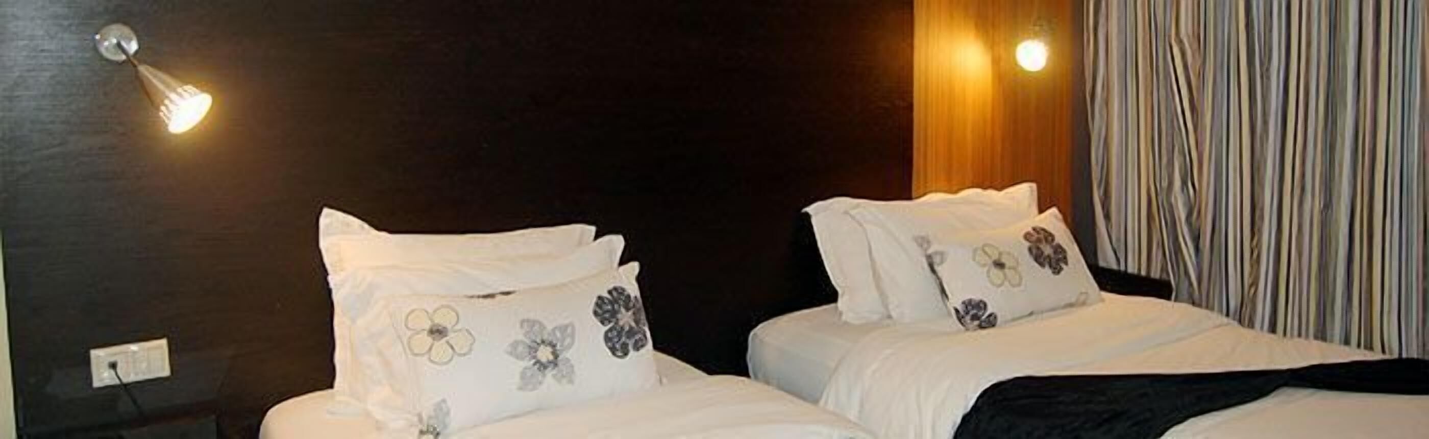 Minibar, escriptori, planxa i posts de planxar i bressols gratuïts 