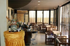 Bar (on property) - Hotel De La Corniche (Casablanca)