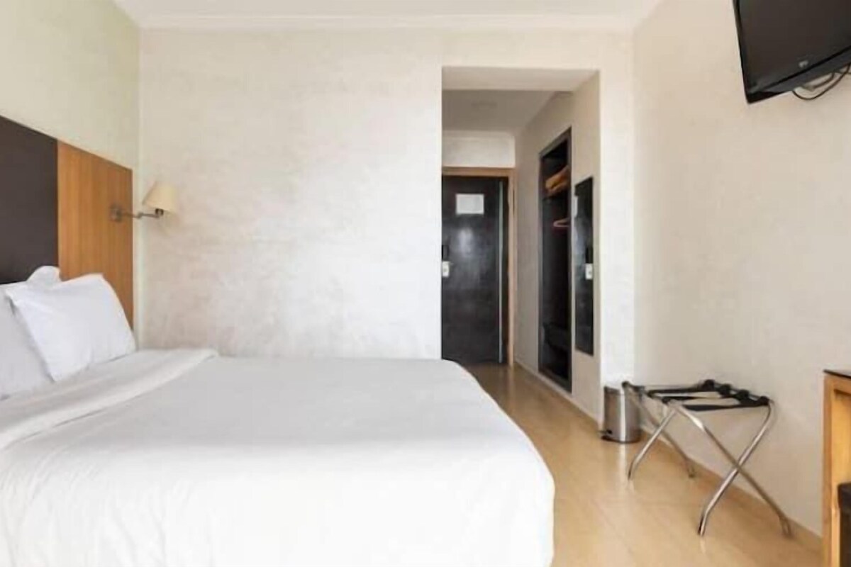 Minibar, escritorio, tabla de planchar con plancha y cunas gratuitas 