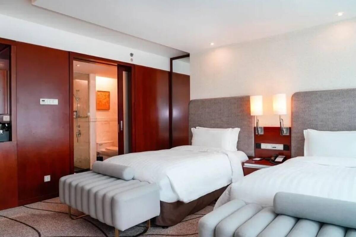 Habitación Deluxe | Ropa de cama de alta calidad, edredones de plumas, minibar y caja fuerte