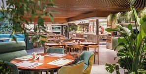 2 restaurants; breakfast, dinner and brunch served  - Pullman Shanghai Central-in XinTianDi & Yu Garden Area (Shanghai)