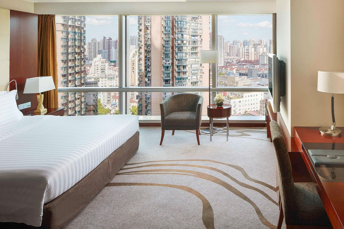 1 bedroom, premium bedding, down comforters, minibar