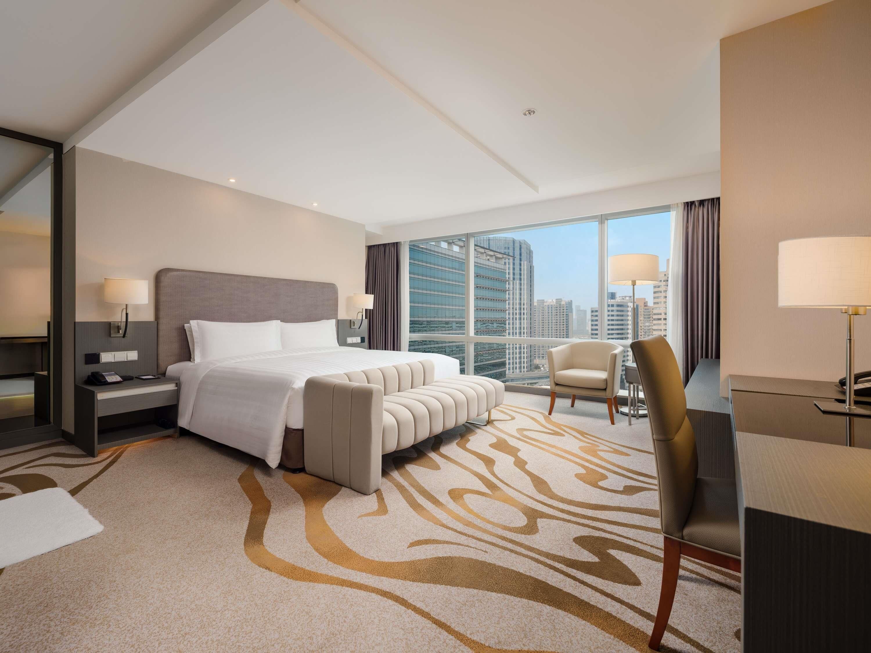 Kamar Deluks, 1 Tempat Tidur King | Seprai premium, selimut bulu angsa, minibar, dan brankas