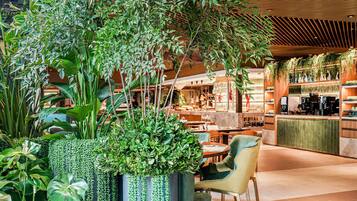 2 restaurants, breakfast served