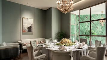 2 restaurantes; se sirven desayunos