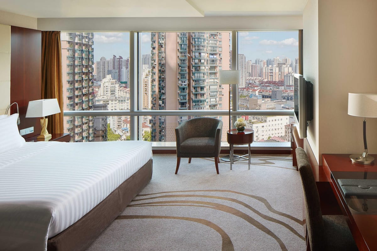 Executive Room, 1 King Bed, Club lounge access | 1 bedroom, premium bedding, down duvets, minibar