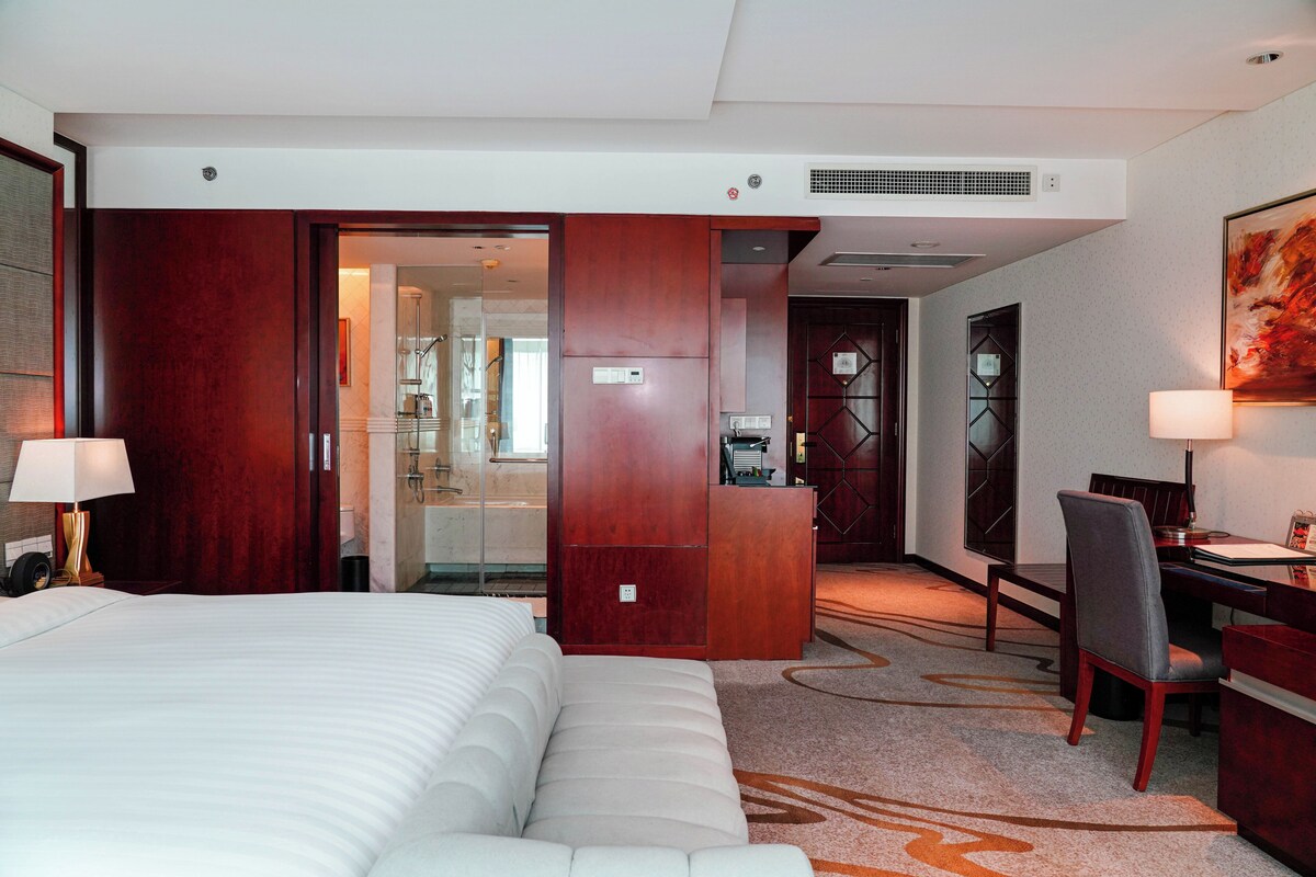 Habitación Deluxe, 1 cama King size | Ropa de cama de alta calidad, edredón y minibar