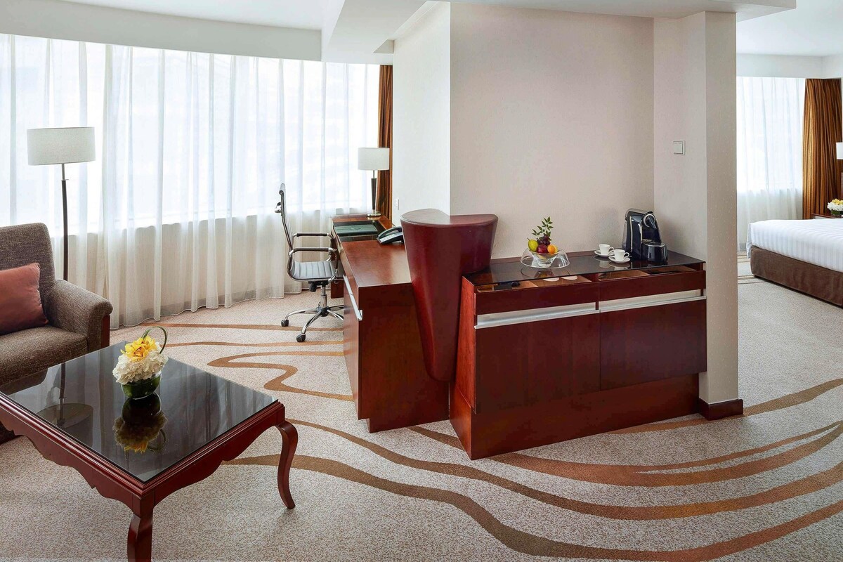 Club Studio, 1 King Bed, Club Lounge Access (Skyway) | Premium bedding, down comforters, minibar, in-room safe