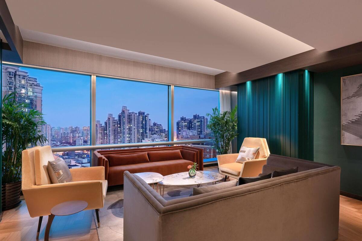 1 bedroom, premium bedding, down duvets, minibar