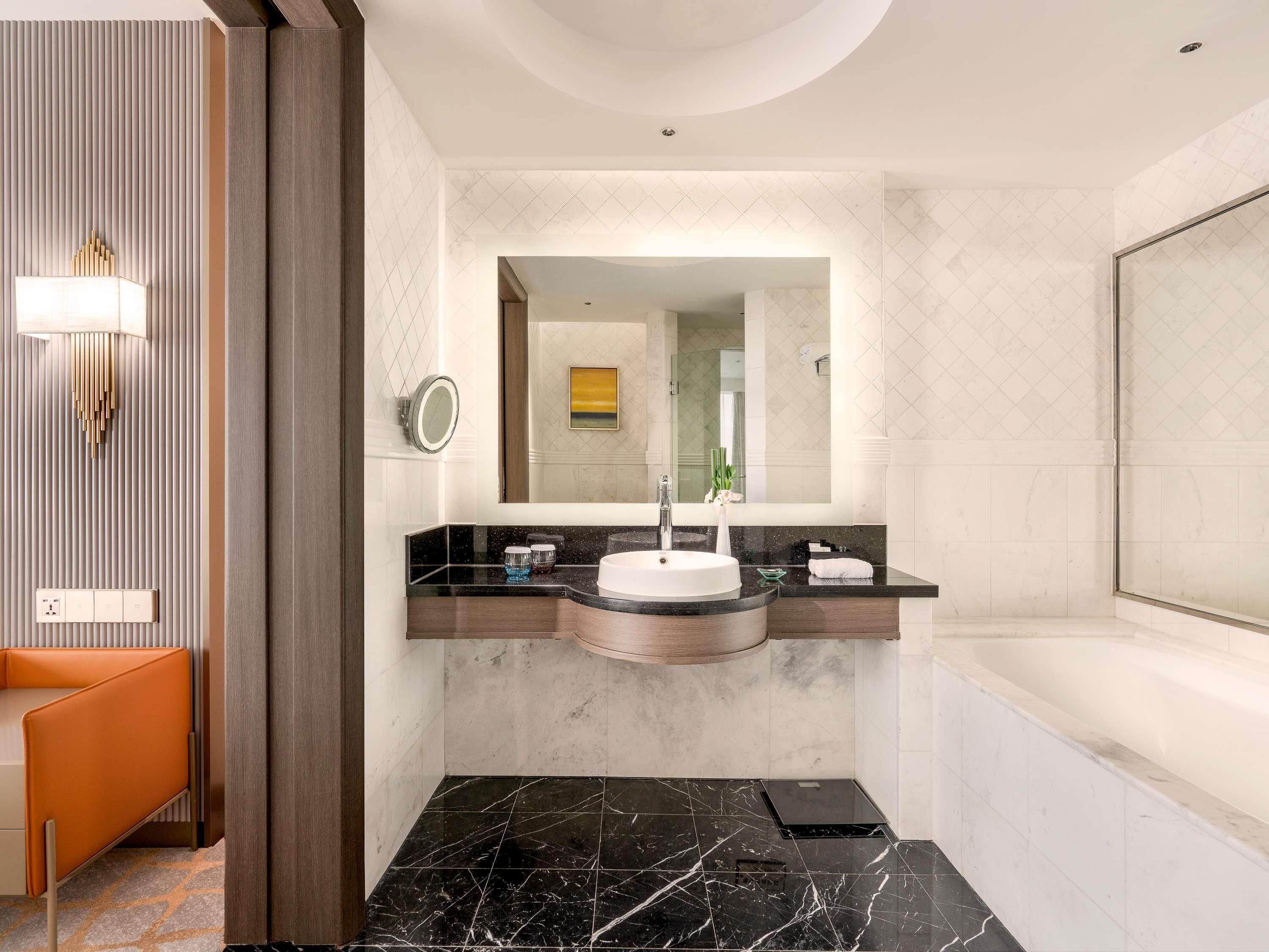 Club studio, 1 kingsize bed, toegang tot de clublounge (Skyway) | Luxe beddengoed, donsdekens, een minibar, een kluis op de kamer