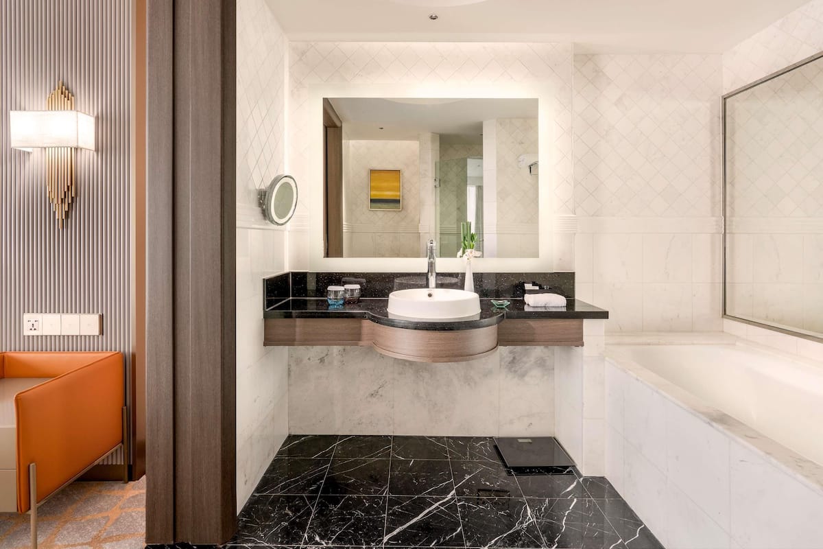 Club-studio, 1 suuri parisänky, club-loungen käyttöoikeus (Skyway) | Ylelliset vuodevaatteet, untuvapeitot, minibaari, tallelokero huoneessa