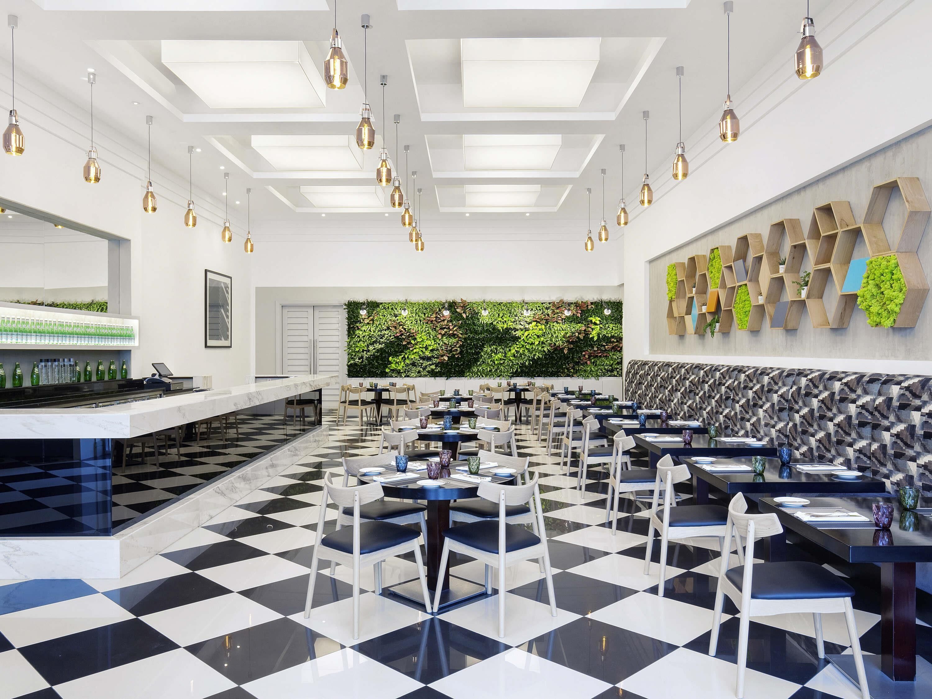 2 restaurantes; se sirve almuerzo y cena