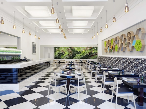 2 restaurantes, se sirven comidas, cenas y cocina internacional