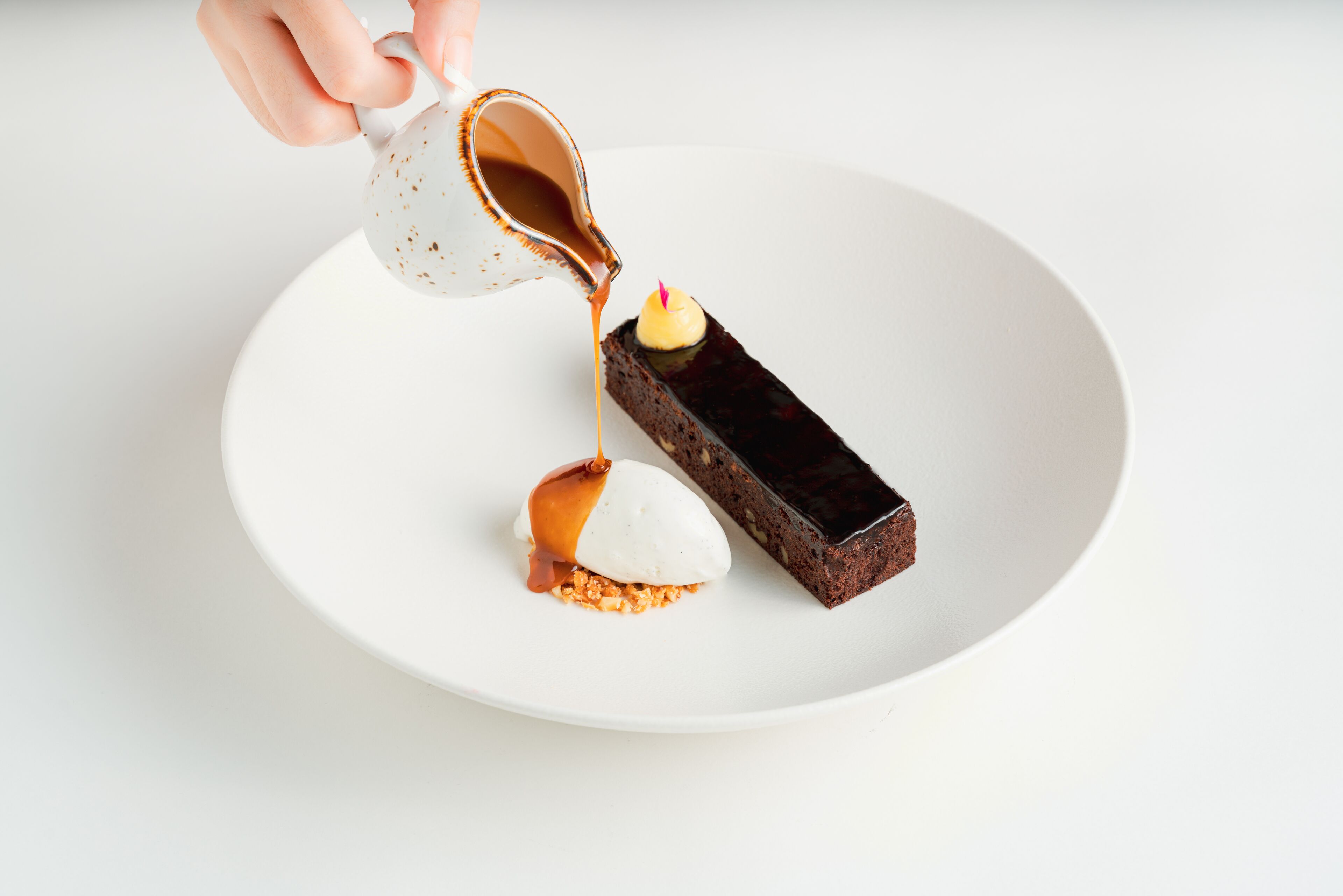 Un dessert nappé d’une sauce au caramel.