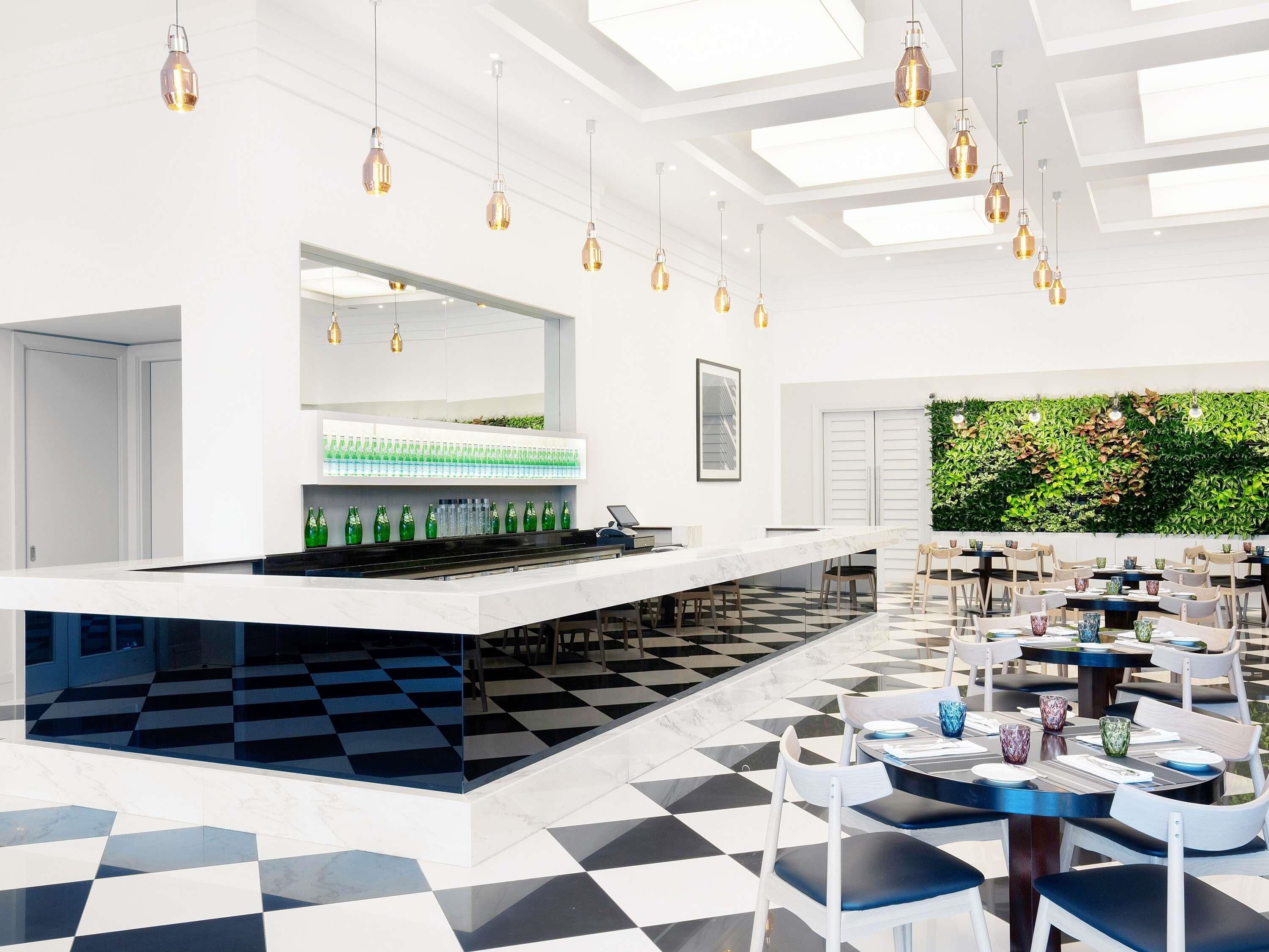 2 Restaurants, Mittagessen, Abendessen, internationale Küche