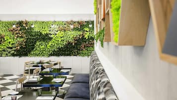 2 restaurants, serveren lunch, diner, internationale gerechten