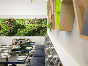2 restaurantes; se sirven comidas y cenas