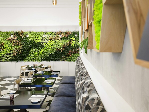 2 restaurantes, se sirven comidas, cenas y cocina internacional