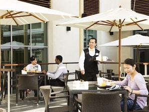 2 restaurants, lunch, dinner served; international cuisine