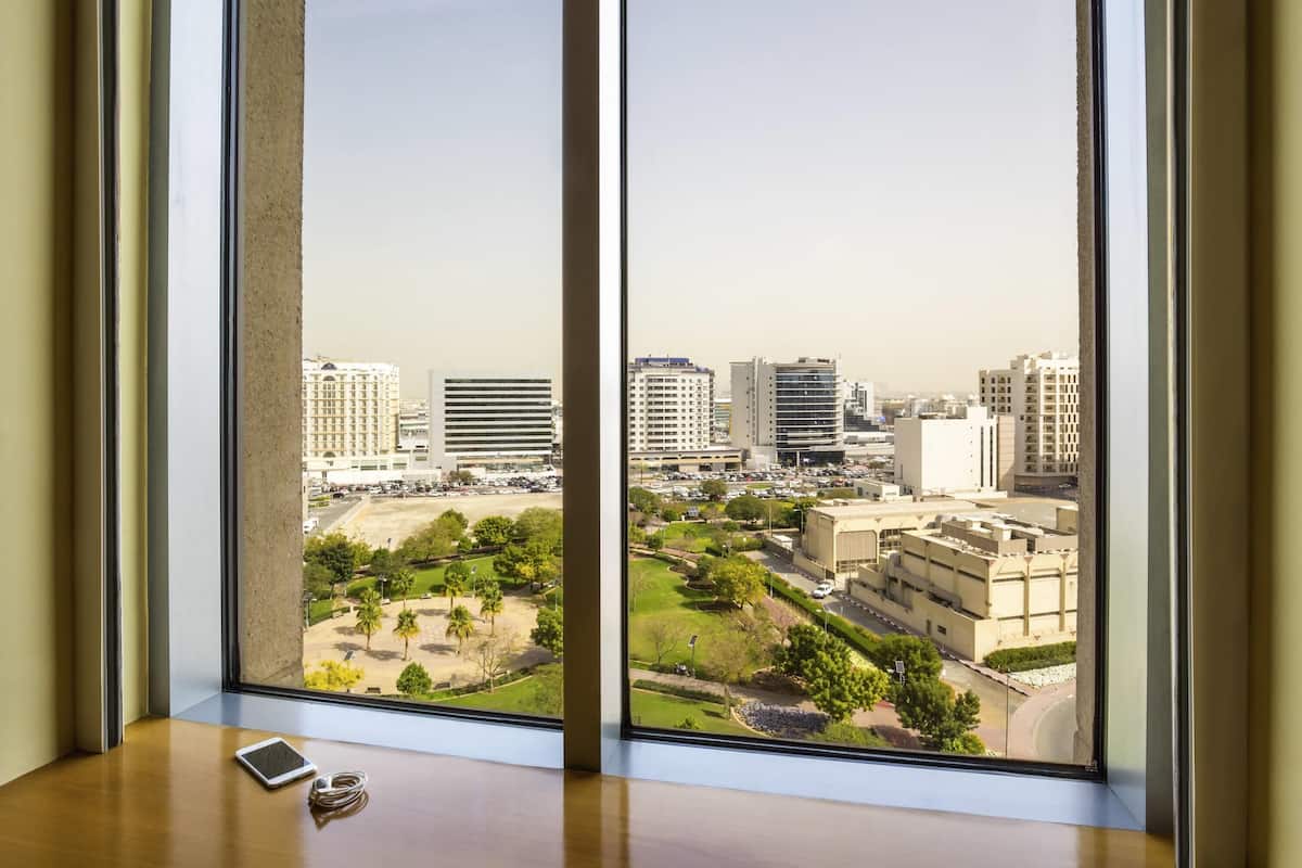 Edredón, caja de seguridad en la habitación y escritorio