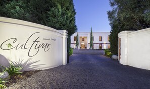 المنشأة من الخارج