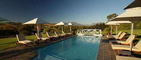 2 piscine all'aperto, ombrelloni da piscina, lettini