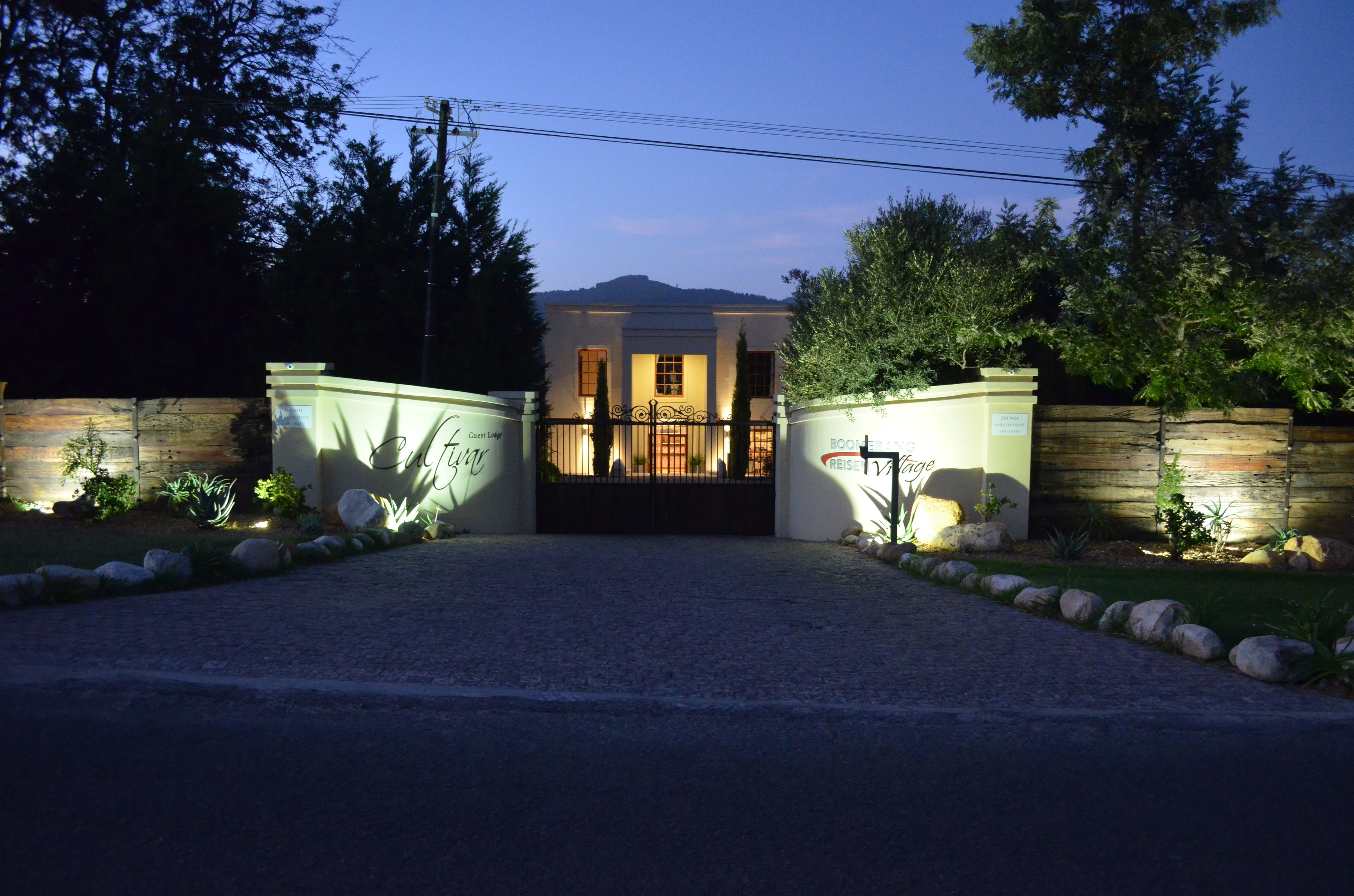 واجهة المنشأة - في المساء/الليل