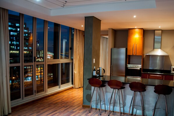 Superior-huoneisto, 1 makuuhuone | Yksityinen keittiö | Täysikokoinen jääkaappi, mikroaaltouuni, liesi, astianpesukone