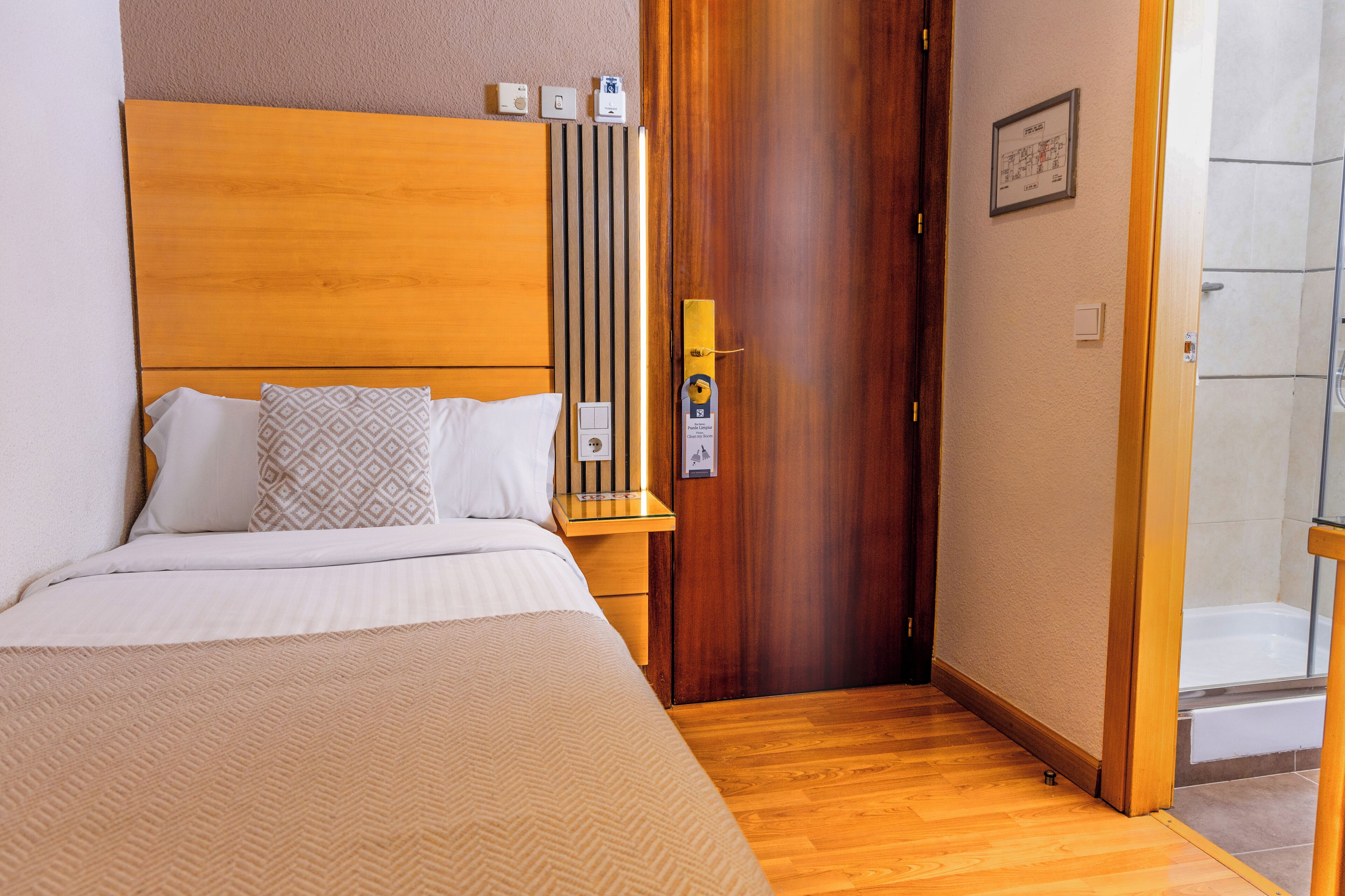 single room | in-room safe, desk, free wifi, bed sheets