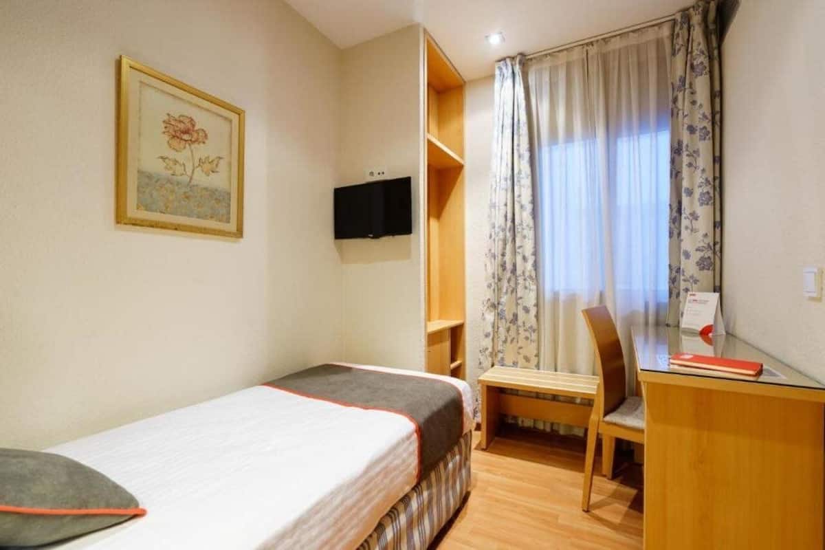 Cofres nos quartos, escrivaninha, Wi-Fi de cortesia, roupa de cama