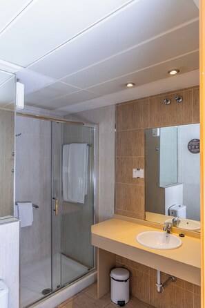 Habitación con 1 cama doble o 2 individuales | Baño | Secador de pelo y toallas