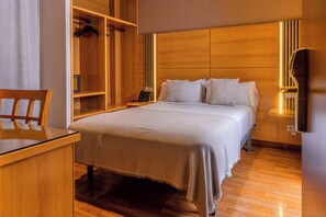 ダブルまたはツインルーム | セーフティボックス (室内)、デスク、WiFi (無料)、ベッドシーツ