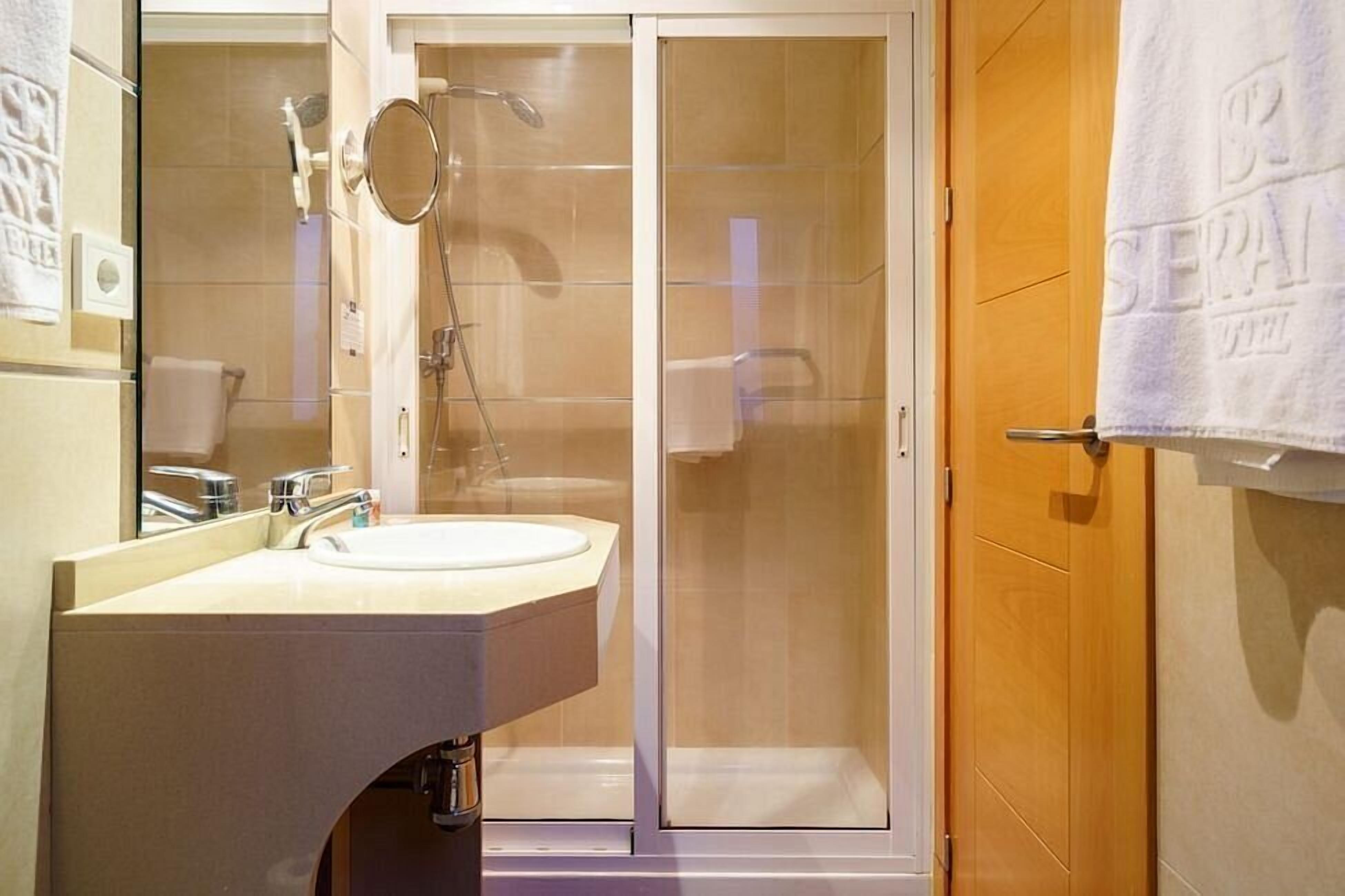 double or twin room | in-room safe, desk, free wifi, bed sheets