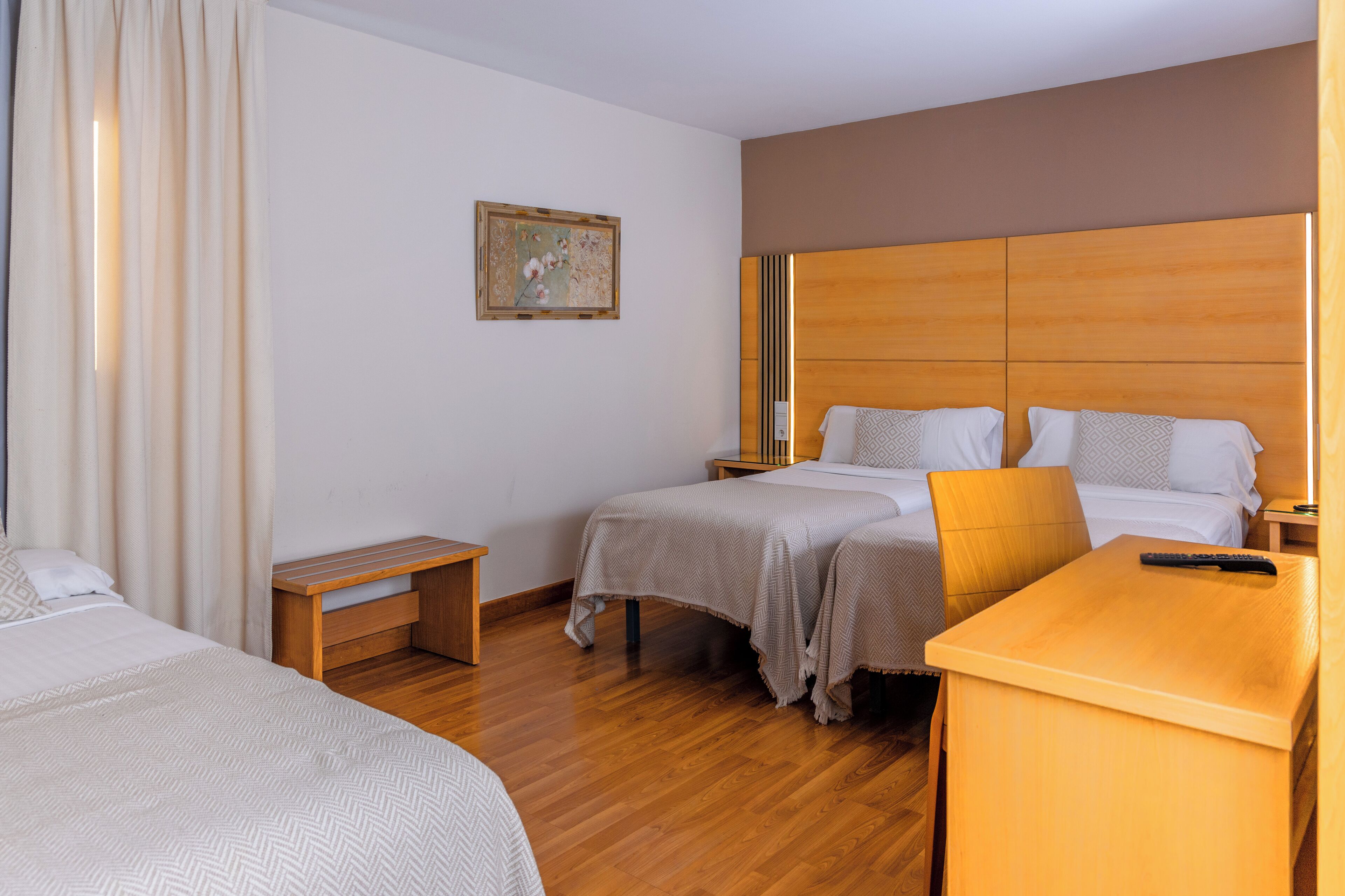 triple room | in-room safe, desk, free wifi, bed sheets