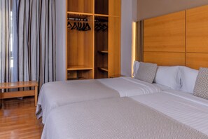 セーフティボックス (室内)、デスク、WiFi (無料)、ベッドシーツ