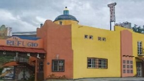 A building with a sign reading "REFUGIO" and a "HOTEL" sign above it. - Hotel El Refugio (Tlaxcala)