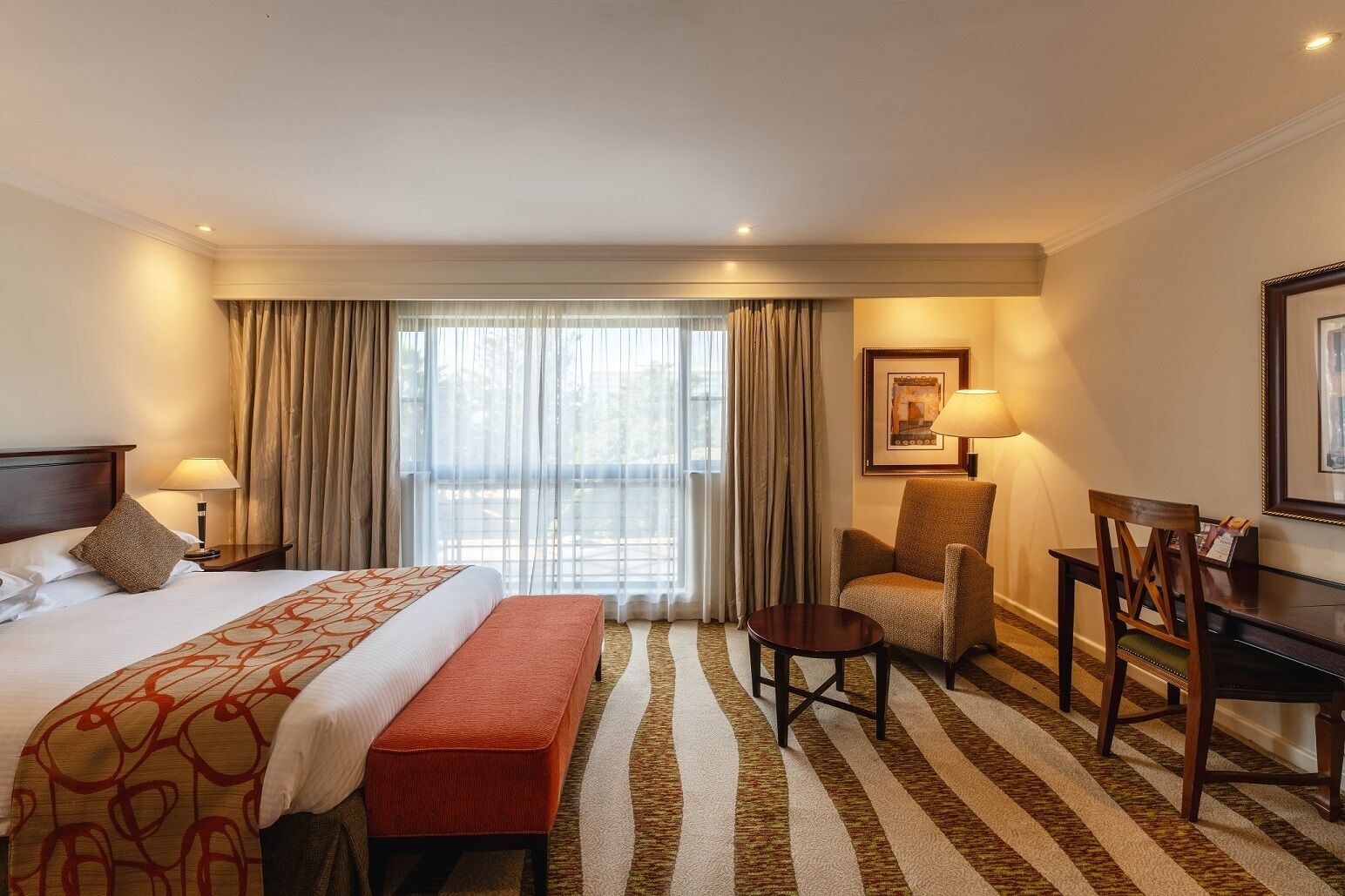 Standard Room | Minibar, in-room safe, desk, laptop workspace