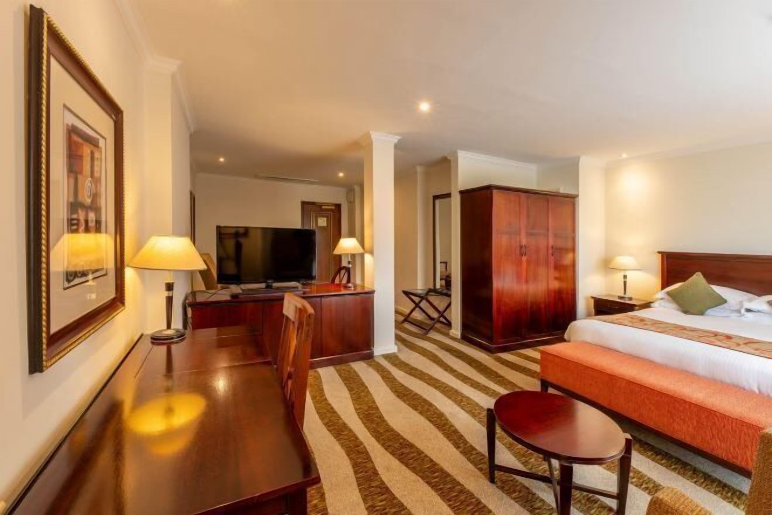 Bar mini, peti besi dalam bilik, meja, ruang kerja komputer riba 