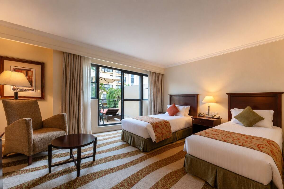 Deluxe Twin Room | Minibar, in-room safe, desk, laptop workspace