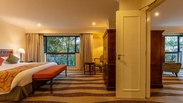 Executive-sviitti | Minibaari, tallelokero huoneessa, työpöytä