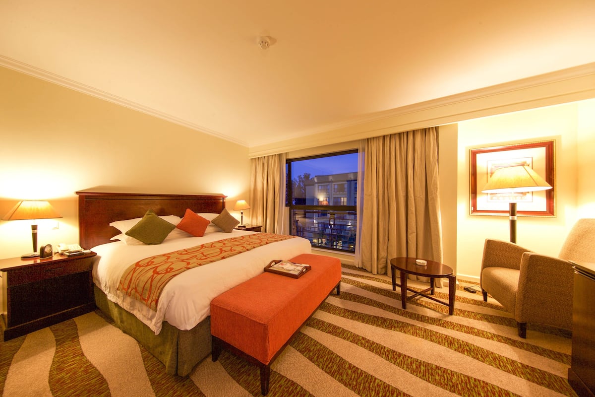 Deluxe Room | 1 bedroom, minibar, in-room safe, desk