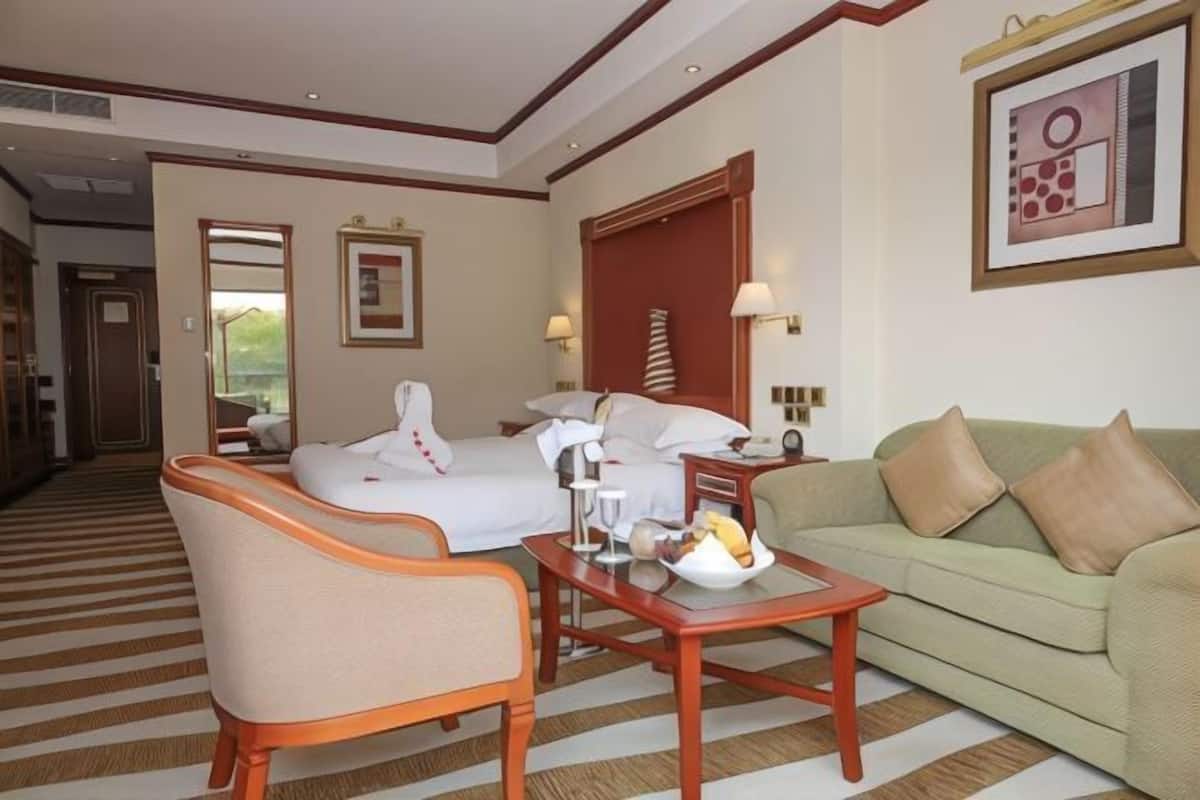 Minibar, in-room safe, desk, laptop workspace