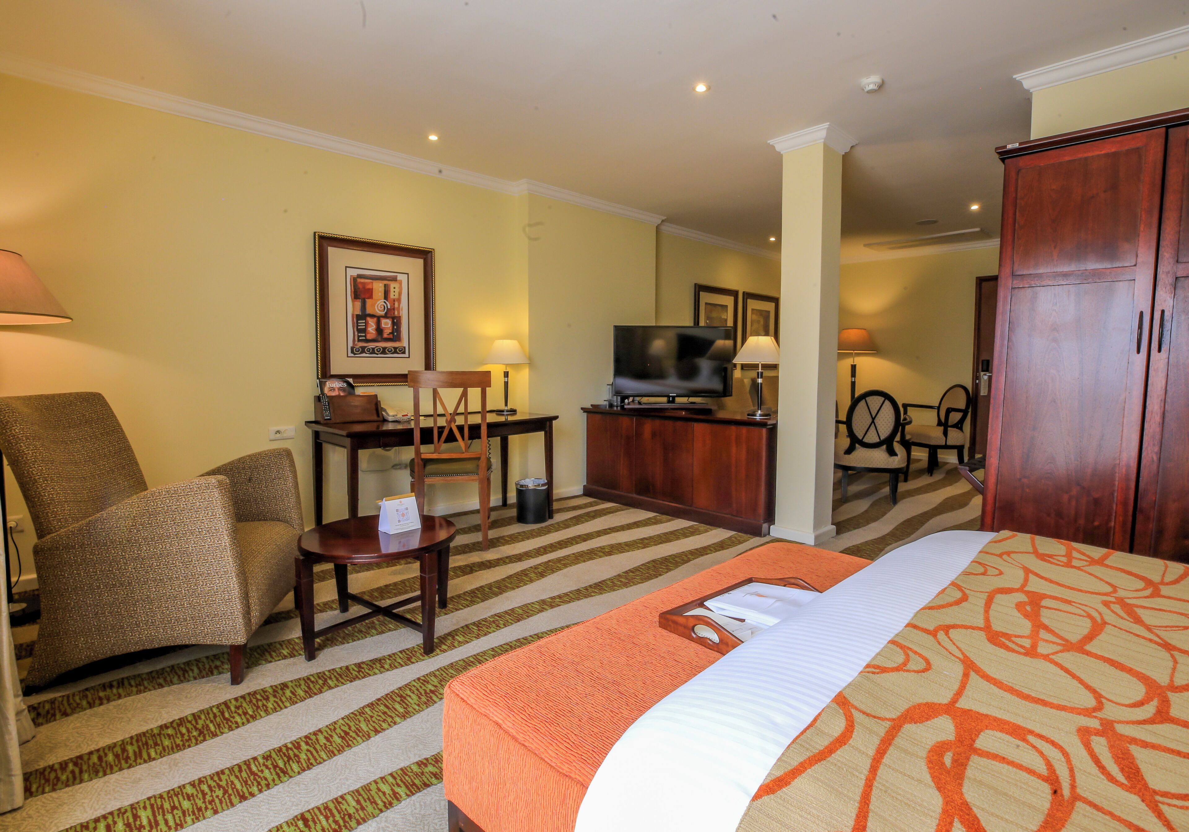 Junior Suite | Minibar, in-room safe, desk, laptop workspace
