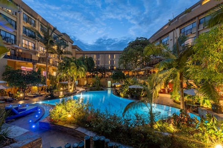 Utendørsbasseng. Kigali Serena Hotel